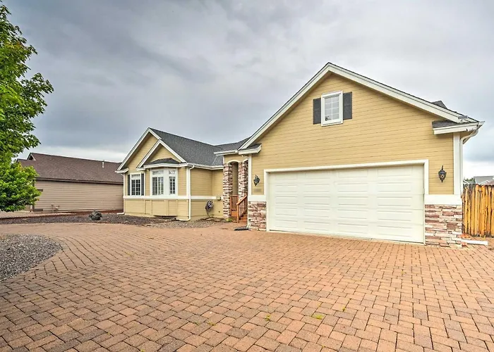 Holiday home Family W/ Hot Tub & Playground Set Bellemont