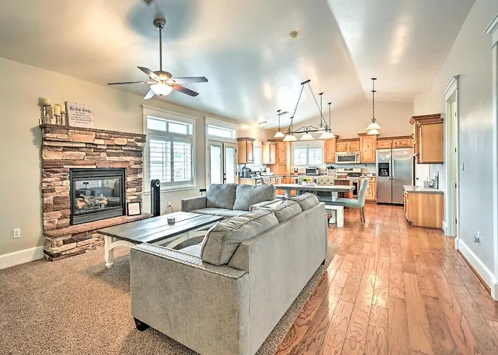 Family W/ Hot Tub & Playground Set Holiday home