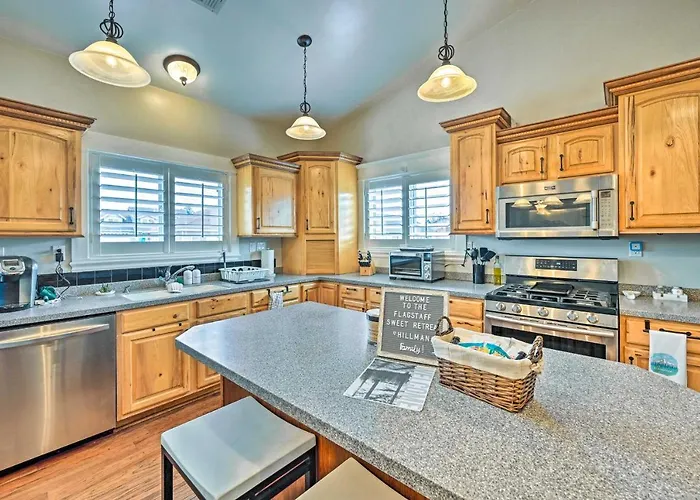 Family W/ Hot Tub & Playground Set Holiday home Bellemont