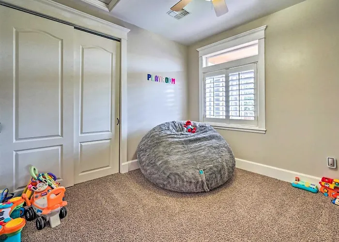 Family W/ Hot Tub & Playground Set Holiday home *