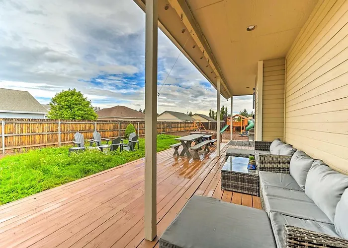 Family W/ Hot Tub & Playground Set * Bellemont