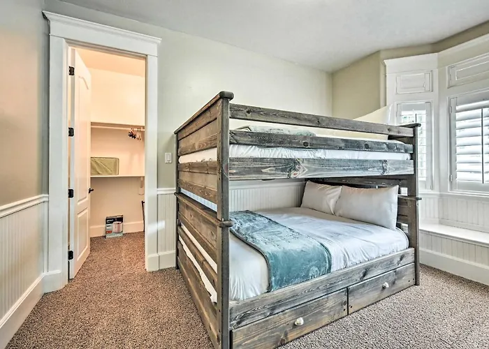 Family W/ Hot Tub & Playground Set Holiday home *