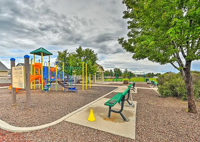 Holiday home Family W/ Hot Tub & Playground Set