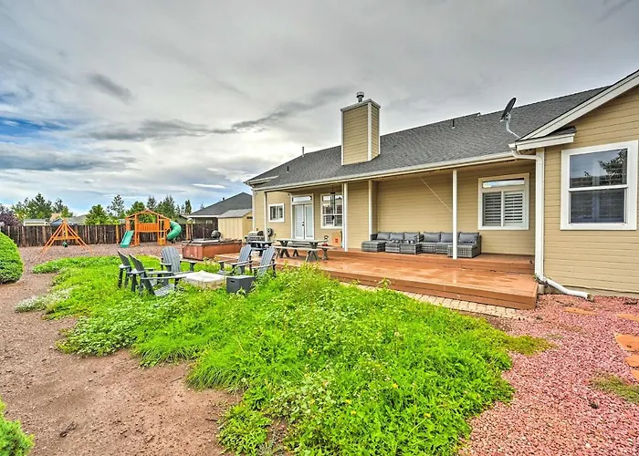 Holiday home Family W/ Hot Tub & Playground Set *