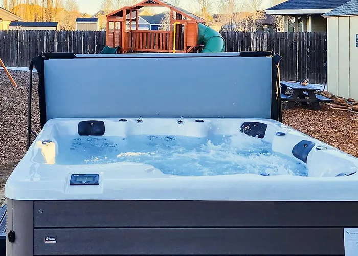 Family W/ Hot Tub & Playground Set Holiday home *