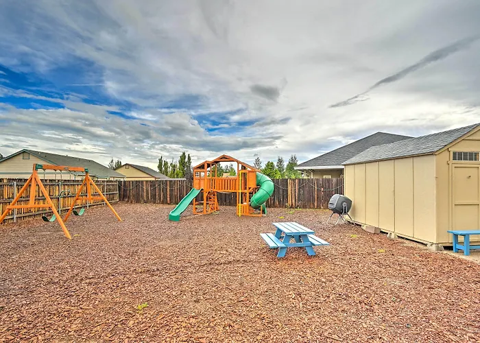 Family W/ Hot Tub & Playground Set Holiday home Bellemont