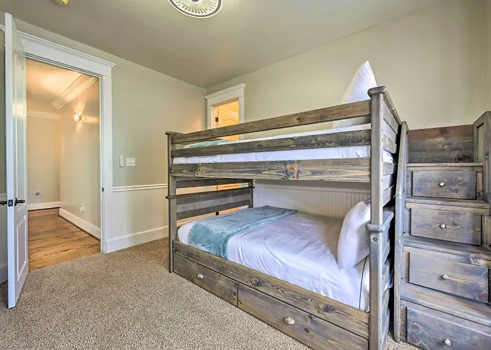 Family W/ Hot Tub & Playground Set Holiday home Bellemont