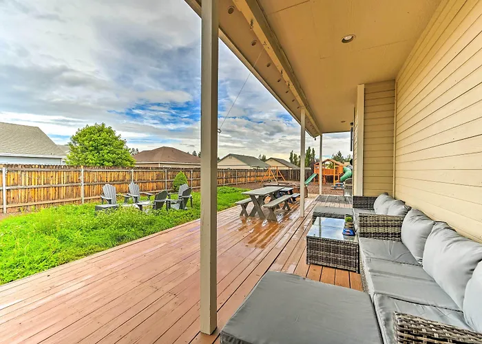 Family W/ Hot Tub & Playground Set Holiday home