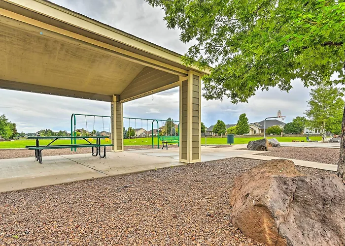 Family W/ Hot Tub & Playground Set Holiday home *