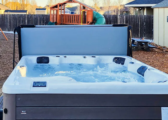 Family W/ Hot Tub & Playground Set Holiday home *